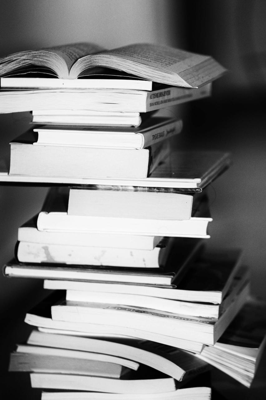 Bücherstapel schwarz-weiß