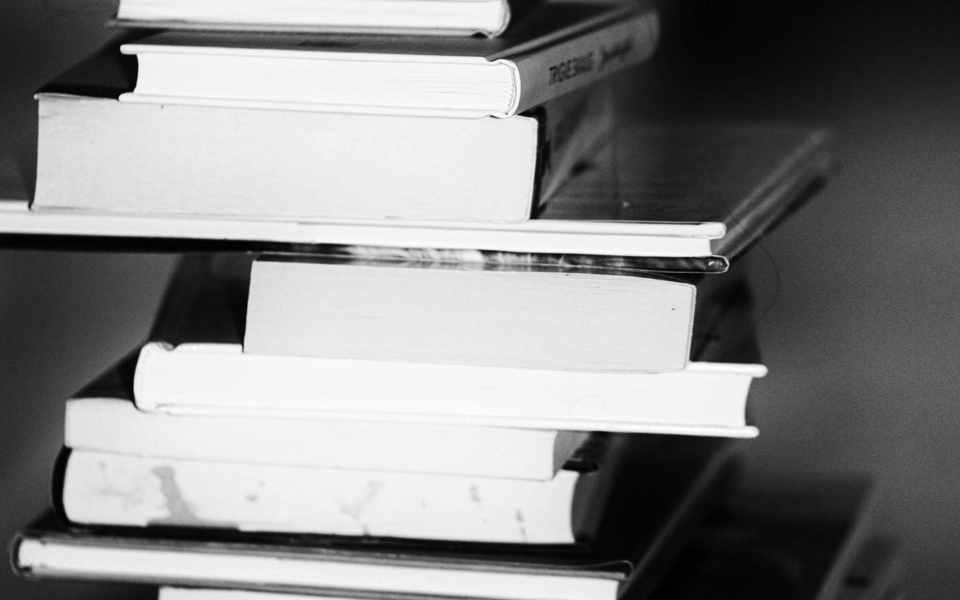 Bücherstapel schwarz-weiß