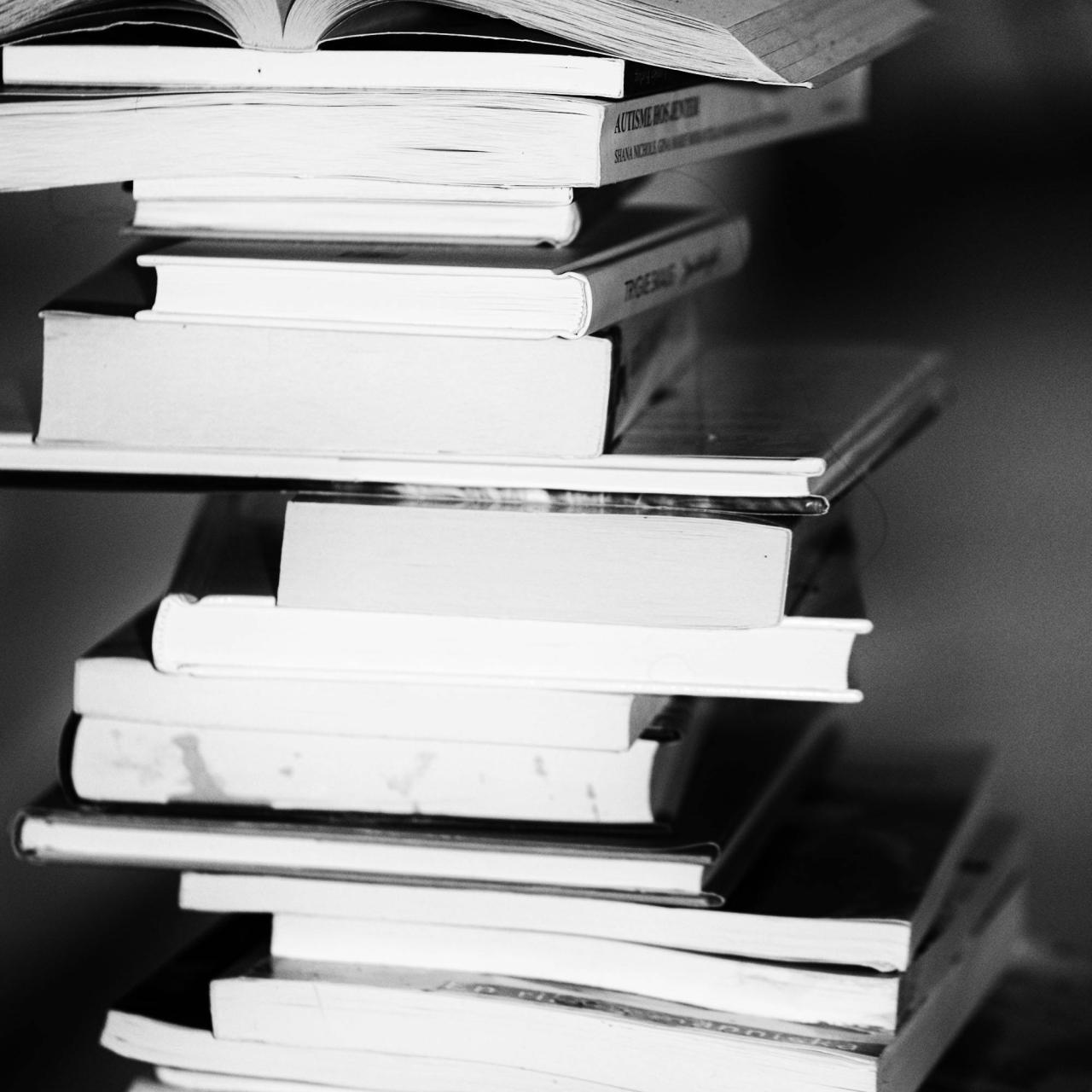 Bücherstapel schwarz-weiß